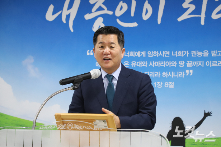 예배에서는 손병렬 목사(포항중앙교회, 사진)가 사도행전 11:19~21을 통해 '감동을 주는 사람들'이라는 제목으로 설교했다. 유상원 아나운서