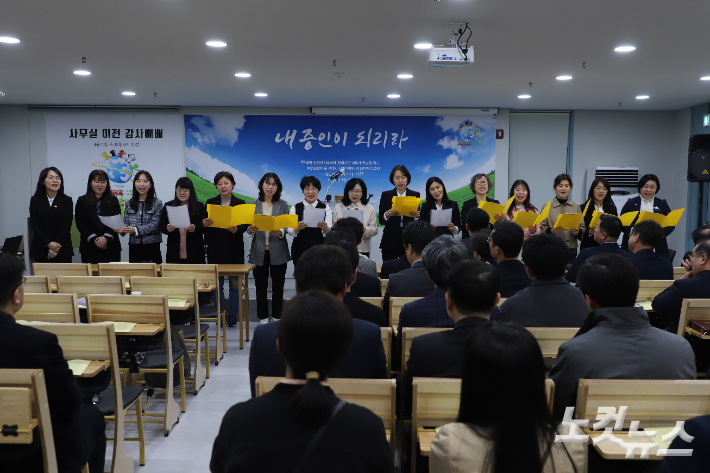 협회 이사와 조장 등이 '복음으로 어린이를' 축가를 부르고 있다. 유상원 아나운서
