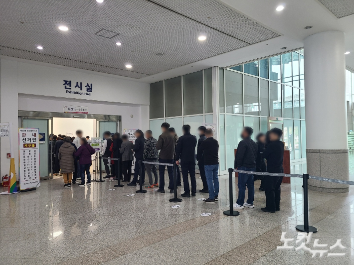 사전투표 첫날인 5일 대전시청 전시실에 마련된 사전투표소에 유권자들의 발길이 이어지고 있다. 김정남 기자