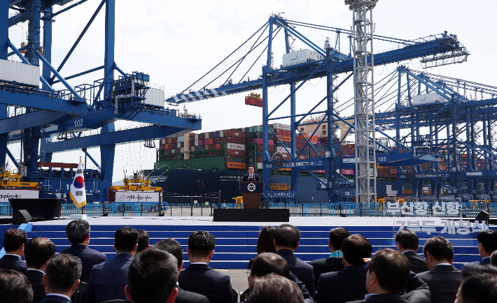 윤석열 대통령이 부산항 신항 7부두 개장 기념사를 하고 있다. 연합뉴스 