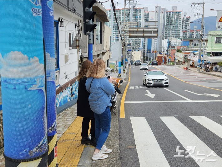 부산 영도구 흰여울길 앞 횡단보도에서 외국인 관광객이 길을 건너기 위해 기다리고 있다. 정혜린 기자