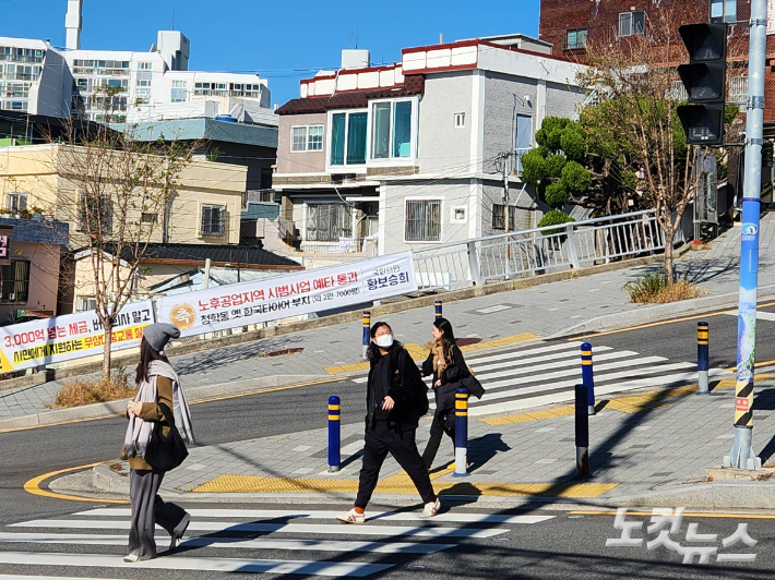 부산 영도구 흰여울길 앞 신호등이 꺼진 횡단보도 외국인 관광객들이 건너고 있다. 정혜린 기자