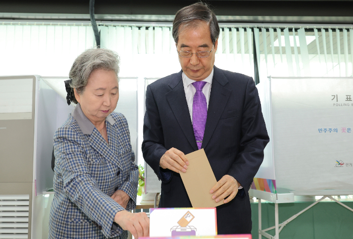 한덕수 국무총리와 부인 최아영 여사가 제22대 국회의원선거 사전투표일인 5일 오전 서울 종로구 삼청동 주민센터에 마련된 사전 투표소에서 투표하고 있다. 연합뉴스