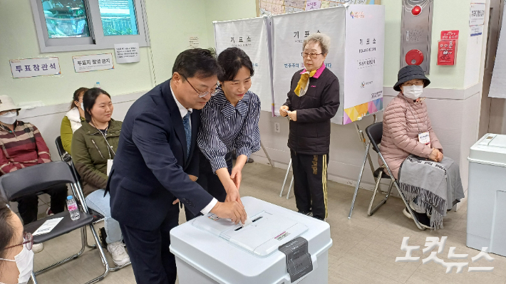 더불어민주당 허소 대구 중·남구 후보가 사전투표 첫날인 5일 삼덕동행정복지센터에서 사전 투표를 하고 있다. 정진원 수습기자 