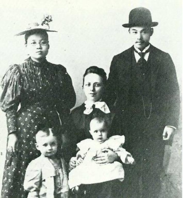 우리나라 최초의 여의사 박에스더(왼쪽) 부부가 로제타 홀(가운데) 가족과 함께 촬영한 사진. 앞줄은 로제타의 아들 셔우드(왼쪽)와 딸 에디스 홀. 연합뉴스