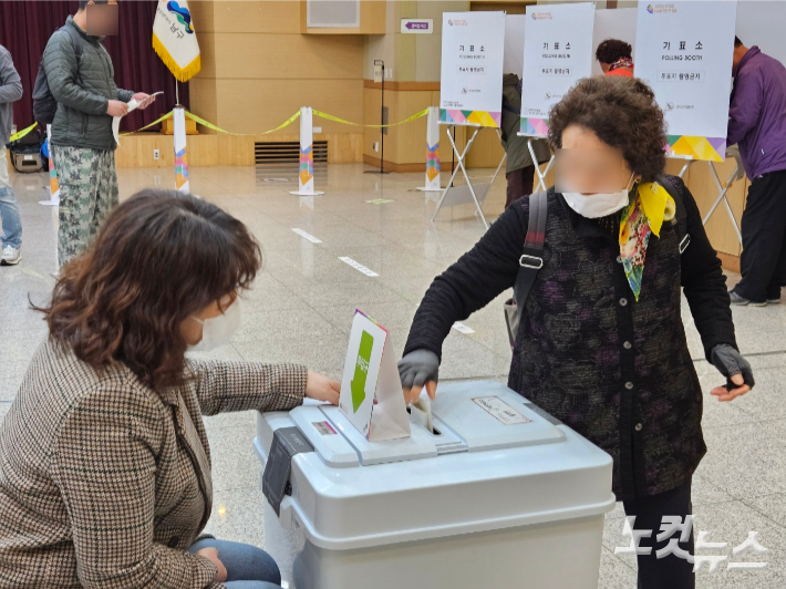 제22대 국회의원선거 사전투표 첫날인 5일 오전 부산 남구 남구청 1층 대강당에 마련된 사전투표소에서 유권자들이 투표하고 있다. 김혜민 기자