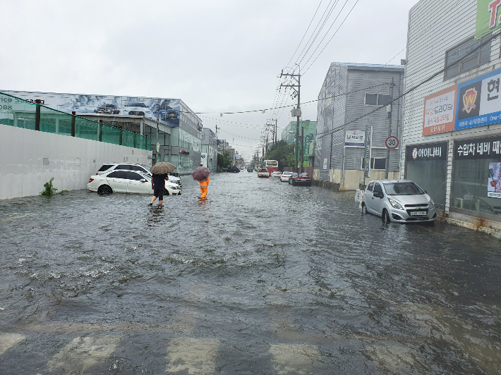 부산 사상구청교차로 일대 침수 모습. 부산 사상구 제공