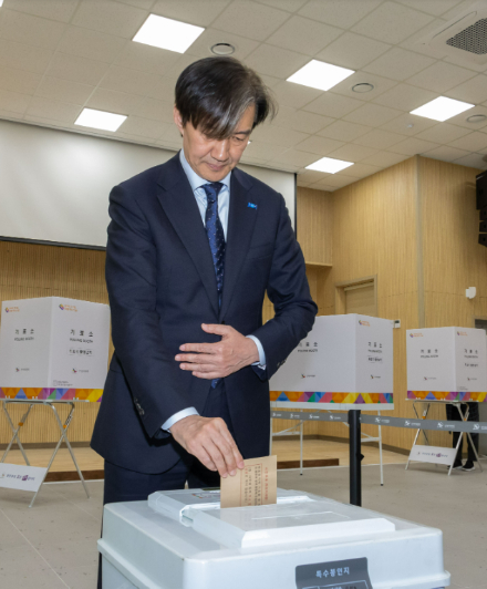 조국혁신당 조국 대표가 제22대 국회의원선거 사전투표 첫날인 5일 오후 부산 강서구 명지1동 행정복지센터에서 사전 투표를 하고 있다. 조국혁신당 제공 