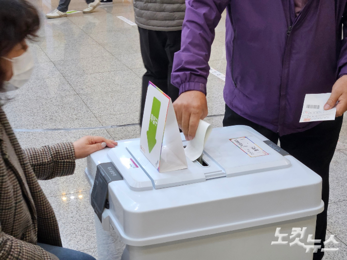 제22대 국회의원선거 사전투표 첫날인 5일 오전 부산 남구청 1층 대강당에 마련된 사전투표소에서 유권자들이 투표하고 있다. 김혜민 기자