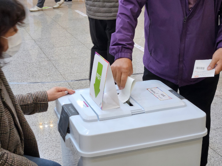 제22대 국회의원선거 사전투표 첫날인 5일 오전 부산 남구청 1층 대강당에 마련된 사전투표소에서 유권자들이 투표하고 있다. 김혜민 기자