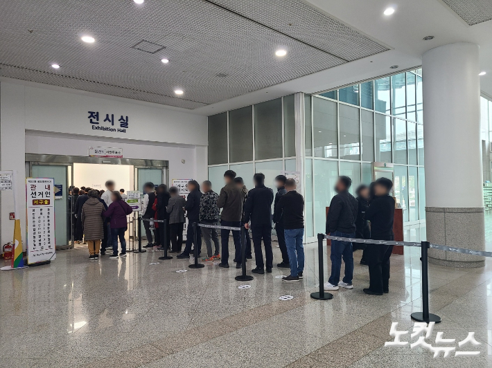 사전투표 첫날인 지난 5일 대전시청 전시실에 마련된 사전투표소에 유권자들의 발길이 이어지고 있다. 김정남 기자