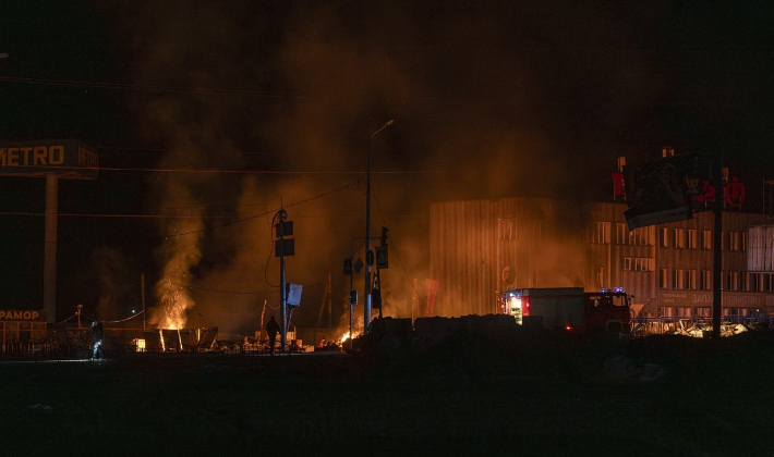 6일 새벽(현지시간) 우크라이나 동북부 하르키우에서 소방관들이 러시아의 드론 공격으로 파괴된 건물의 화재를 진압하고 있다.  연합뉴스