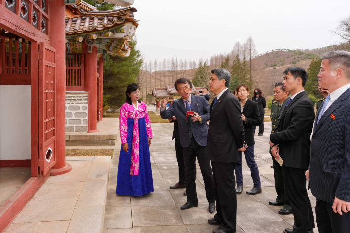 왕야쥔 주북 중국대사가 지난 3일 북한 개성 왕건릉을 방문해 둘러보고 있다. 연합뉴스