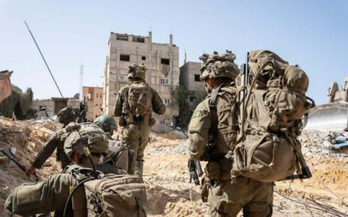 가자지구 남부 최대도시인 칸 유니스에서 작전 중인 이스라엘군 병사들. 연합뉴스 