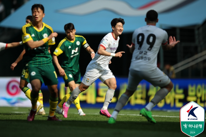 전북 현대를 울린 강원FC 이상헌(가운데). 한국프로축구연맹 제공