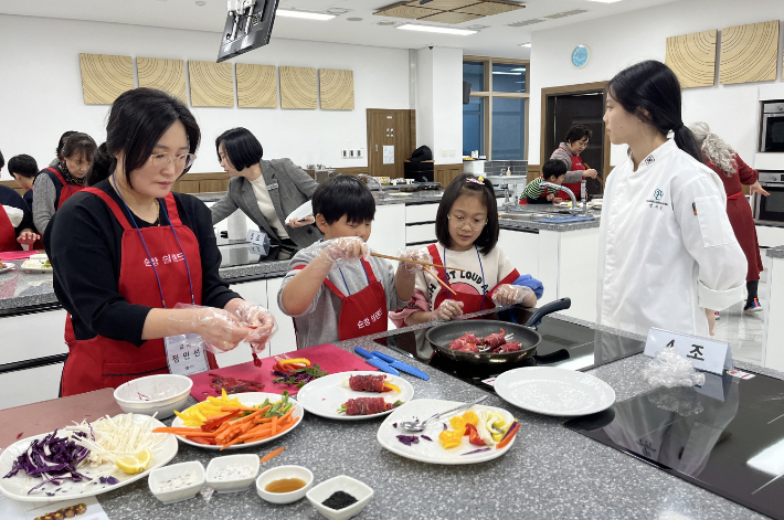 치유체험의 명소인 전북 순창 쉴랜드가 지역 내 초등학교와 협력해 '건강식 원데이클래스 프로젝트'를 새롭게 선보였다. 순창군 제공