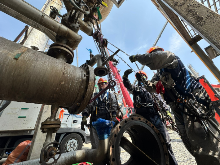GS칼텍스 여수공장에서 작업자들이 견인장치를 활용해 대정비작업을 진행하고 있다. GS칼텍스 제공