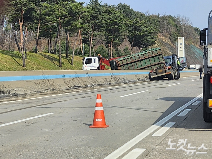 '타이어 펑' 중앙분리대 들이받은 24톤 트럭…폐유리 도로 위 쏟아져