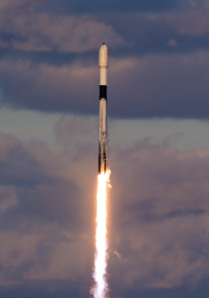 7일(현지시간) 미 플로리다주 케네디 우주센터에서 우리 군의 독자 정찰위성 '425 사업'의 2호기 SAR 위성이 스페이스X의 팰컨 9 로켓에 실려 발사되고 있다. 스페이스X 제공