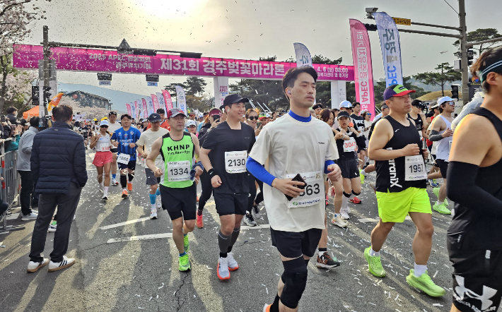 경주보문관광단지에서 열린 '제31회 경주벚꽃마라톤대회'에 참가한 시민과 관광객들이 출발선을 통과하고 있다. 경주시 제공