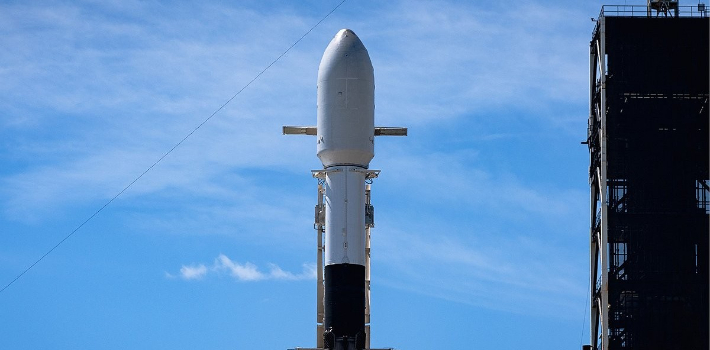 군사정찰위성 2호기가 미국 민간 우주기업 스페이스X의 '팰컨9' 로켓에 탑재돼 미국 플로리다주 케네디스페이스센터 발사장에 기립 상태로 있는 모습. 연합뉴스
