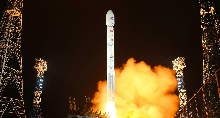 지난해 11월 우주발사체 '천리마-1형'에 실려 발사되는 북한 정찰위성 '만리경-1호'. 연합뉴스