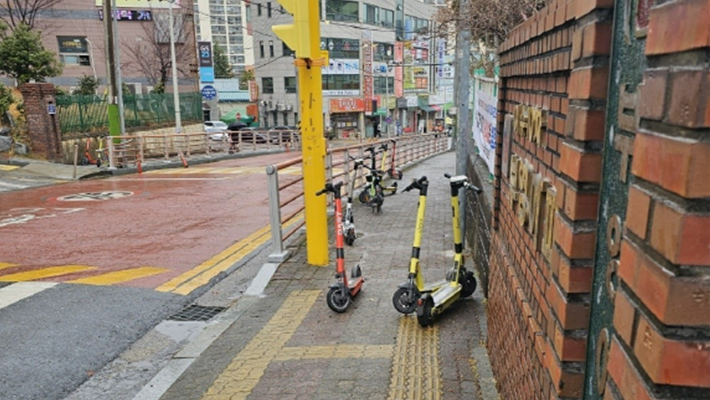 전남 여수 인구 밀집 지역인 도심 일대 보행로에 전동킥보드가 무분별하게 방치되어 있다. 여수시 제공