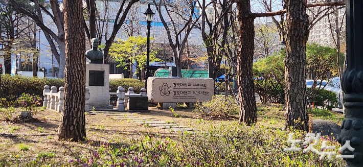 경북대 의과대학의 교정에 의대 표석이 설치돼 있다. 이재기 기자 