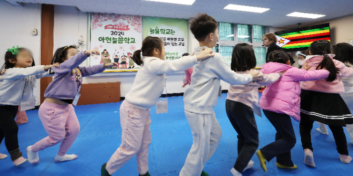 5일 오후 서울 아현초등학교 '늘봄학교' 프로그램 중 '세상의 모든 리듬' 에 참여한 학생들이 선생님과 즐거운 시간을 보내고 있다. 연합뉴스