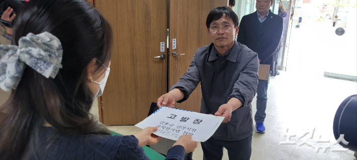 더불어민주당 김중남 후보 캠프 관계자가 8일 오후 김홍규 강릉시장에 대한 고발장을 선관위에 제출했다. 전영래 기자