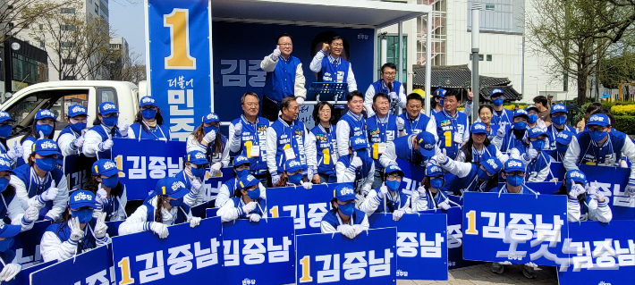 더불어민주당 중앙선대위 김부겸 상임공동선대위원장이 8일 강릉월화거리에서 김중남 후보의 지원 유세를 펼치며 지지를 당부했다. 전영래 기자 