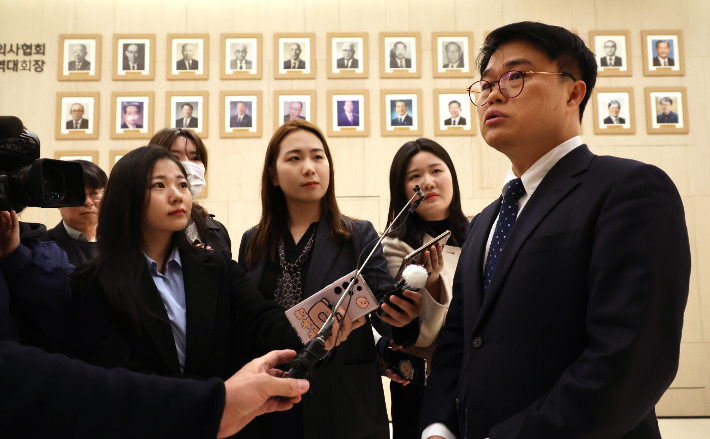 임현택 대한의사협회 차기 회장 당선인이 지난달 31일 서울 용산구 의사협회에서 열리는 비대위 회의에 참석 전 기자의 질문에 답하고 있다. 연합뉴스