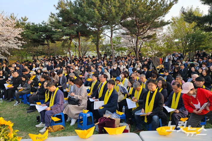 지난 7일 경기도 안산 4.16생명안전공원부지에서 진행된  4.16세월호참사 10주기 기억예배.