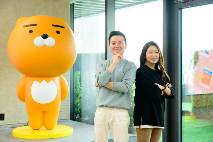 스마트 스위치(Smart Switch) 카카오톡 복원 서비스 개발 담당자들. (왼쪽부터) 삼성전자 MX사업부 경험기획팀 강승호 프로, 카카오톡 톡서비스 기획자 황지영 PM. 삼성전자 제공