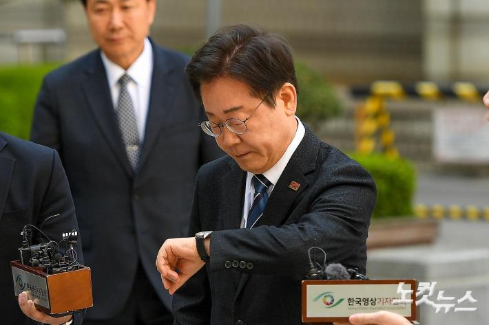 시계 보는 이재명