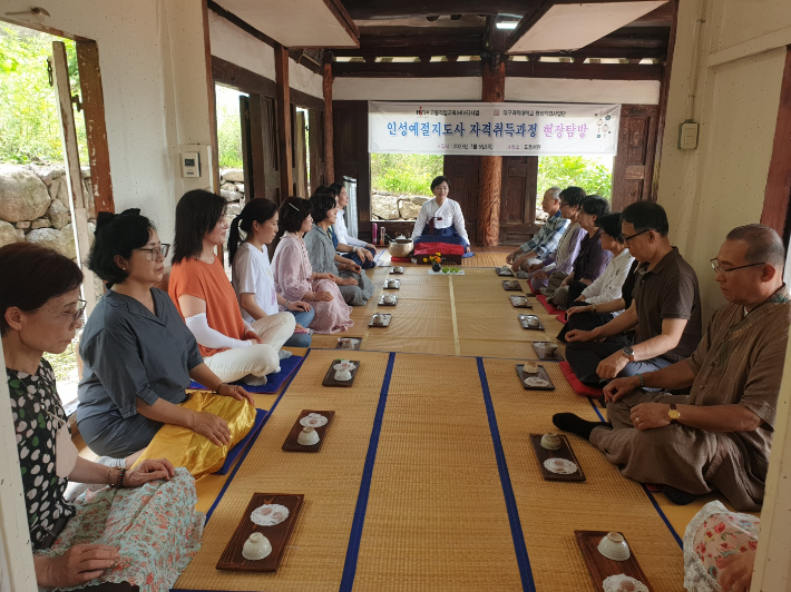 대구과학대학교 평생직업교육사업단이 고등직업교육거점지구(HiVE)사업의 일환으로 진행한 인성예절지도사 자격취득과정에서 수강생들이 교육을 받고 있다(2023년도 진행된 과정). 대구과학대 제공