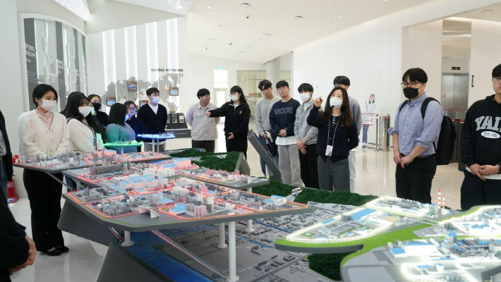 여수 지역 고등학생들이 LG화학 여수공장을 견학하며 과학도의 꿈을 키우고 있다. LG화학 제공