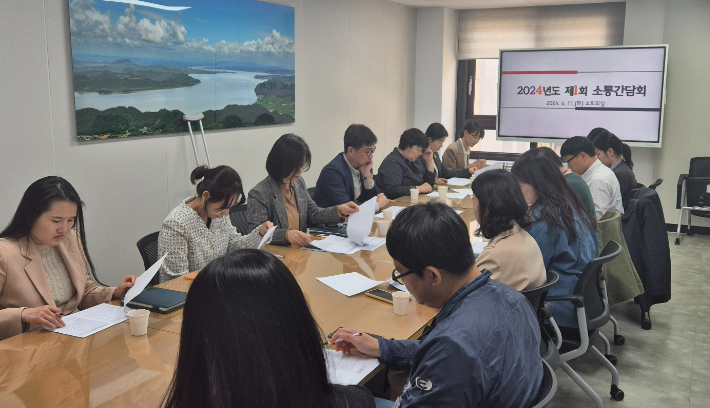 9일 김포시는 행정정보공개 담당자 10여명이 함께 한 가운데 조직문화 개선을 위한 소통간담회를 개최했다. 김포시 제공