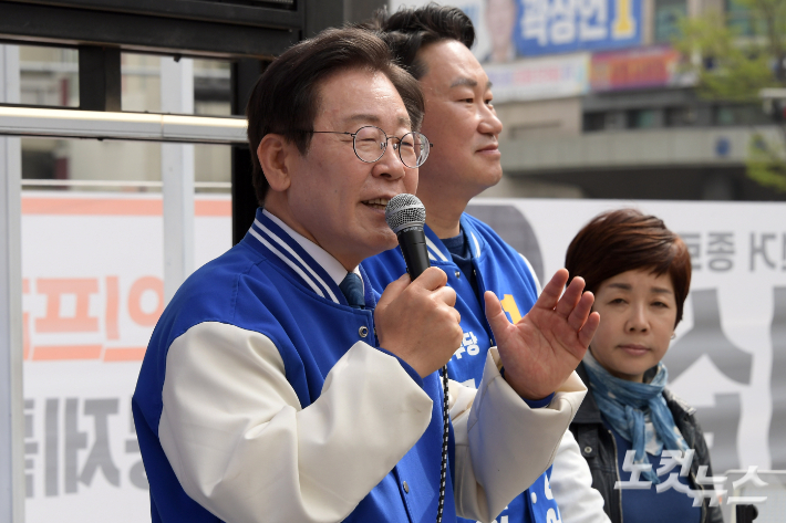 더불어민주당 이재명 대표가 8일 서울 종로 동묘역 앞에서 곽상언 후보(종로) 지원유세를 펼치며 지지를 호소하고 있다. 윤창원 기자