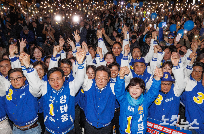 이재명 더불어민주당 상임공동선대위원장, 강태웅 후보를 비롯한 참석자들이 9일 오후 서울 용산구 용산역 광장에서 열린 정권심판·국민승리 총력유세에서 퍼포먼스를 하고 있다. 윤창원 기자