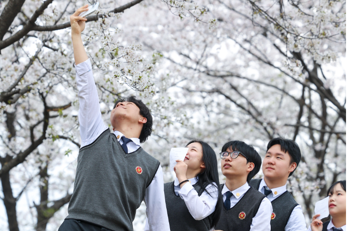 제22대 국회의원선거 사전투표가 시작된 5일 오후 삼일공업고등학교 학생들이 경기도 수원시 장안구 연무동행정복지센터에 마련된 사전투표소에서 투표를 한 뒤 확인증을 들고 인증샷을 찍고 있다. 연합뉴스