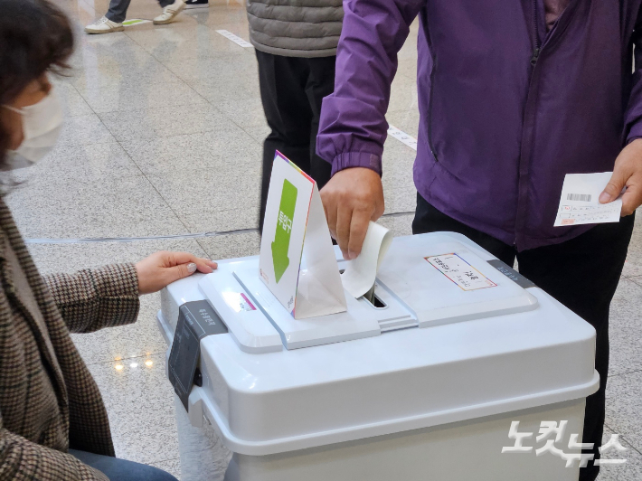부산지역 사전 투표 모습. 김혜민 기자