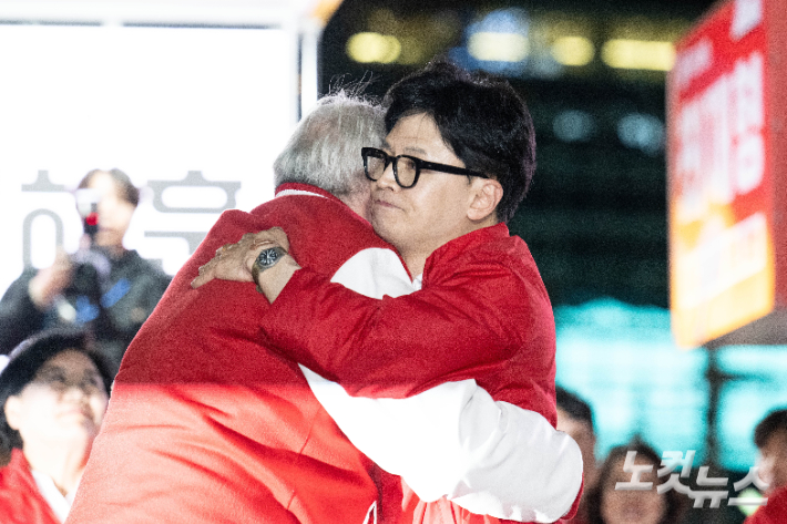 국민의힘 한동훈 총괄선거대책위원장과 국민의미래 인요한 선거대책위원장이 9일 오후 서울 중구 청계광장에서 총선 파이널 유세 전 포옹하고 있다. 황진환 기자
