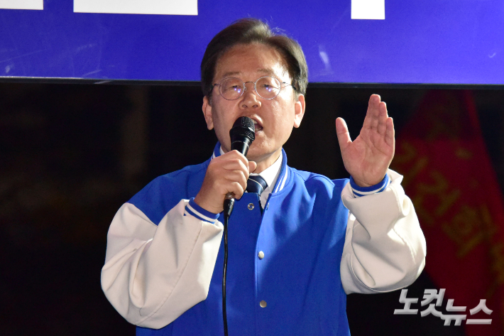 이재명 더불어민주당 상임공동선대위원장이 9일 오후 서울 용산구 용산역 광장에서 열린 정권심판·국민승리 총력유세에서 지지를 호소하고 있다. 윤창원 기자
