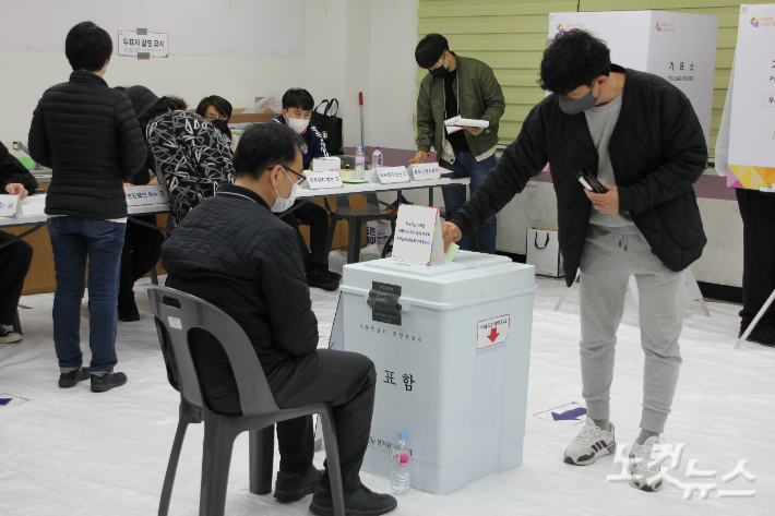 울산 울주군 범서읍 제14투표소에서 한 유권자가 투표를 하고 있다. 반웅규 기자