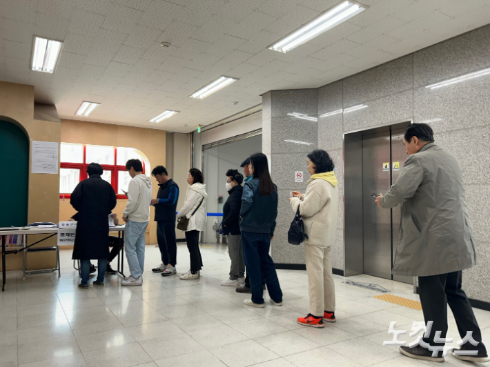 10일 오전 9시쯤 서울 동작구의 한 투표소에 시민들이 투표를 하기 위해 줄을 서있다. 박인 기자 