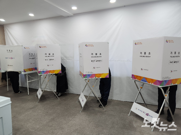 제22대 국회의원 선거가 치러지는 10일 오전 부산 연제구 연산5동 행정복지센터에서 시민들이 투표를 하고 있다. 정혜린 기자
