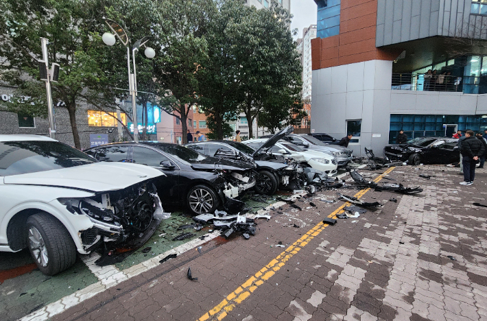 지난 2월 15일 부산 서구청 주차장에 차량이 돌진해 1명이 크게 다치고 주차된 차 9대가 파손됐다. 연합뉴스