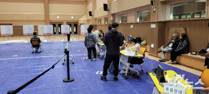 제22대 국회의원 선거일인 10일 오전 강원 강릉시 유천초교에 마련된 경포동 제3투표소를 찾은 유권자들이 소중한 한 표를 행사하고 있다. 전영래 기자