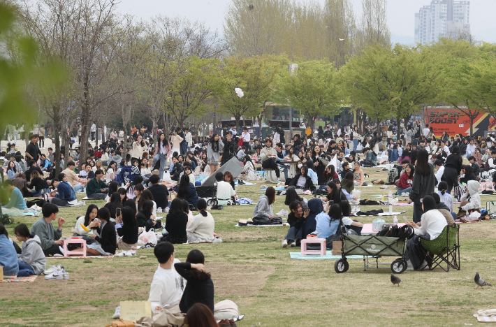 제22대 국회의원 선거일인 10일 오후 서울 여의도한강공원을 찾은 시민들이 봄 정취를 만끽하고 있다. 연합뉴스